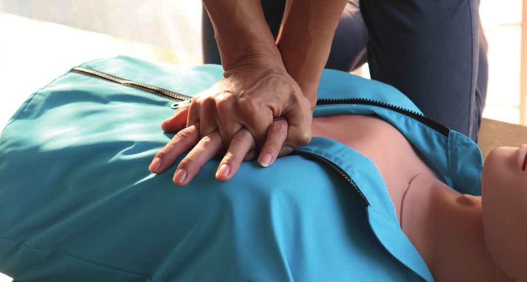 Formation aux gestes de premiers secours sur mannequin